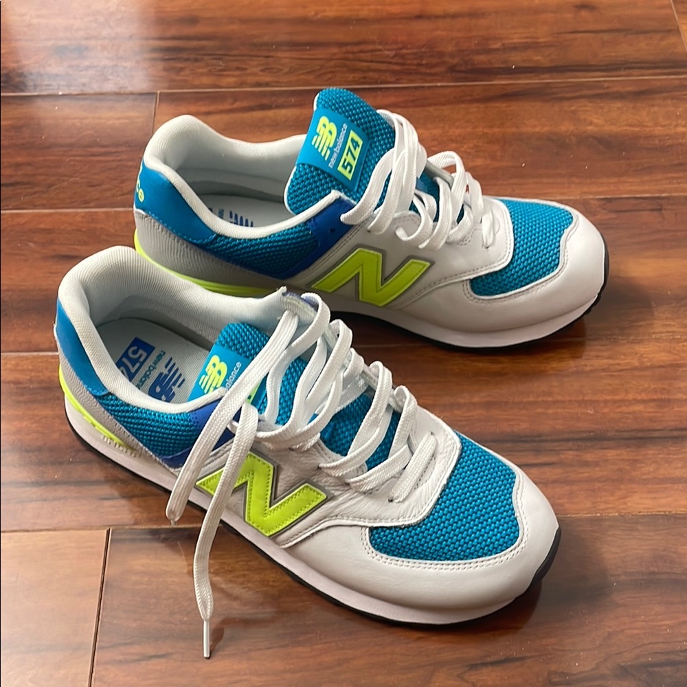 New Balance Blue and White Sneakers with Retro Design.NWOT